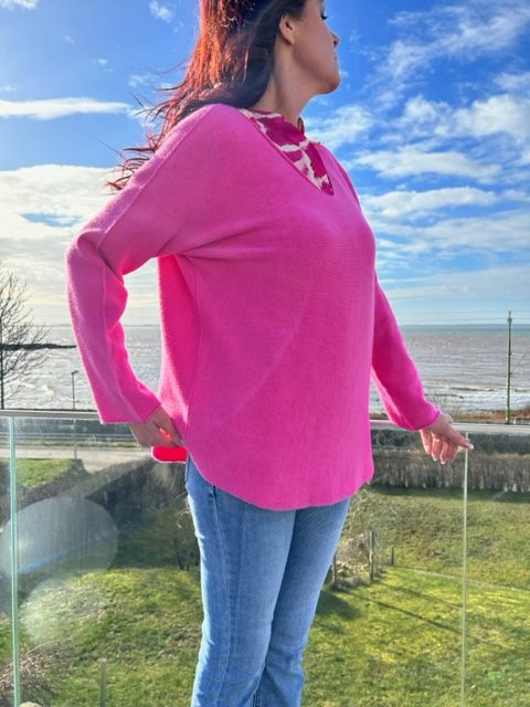 Härlig mjukstickad tröja i starkcerise