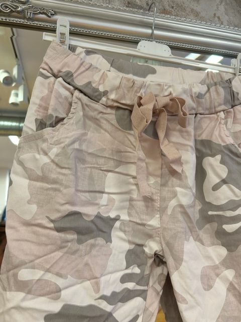 Magiska byxor i rosa camouflagemönster