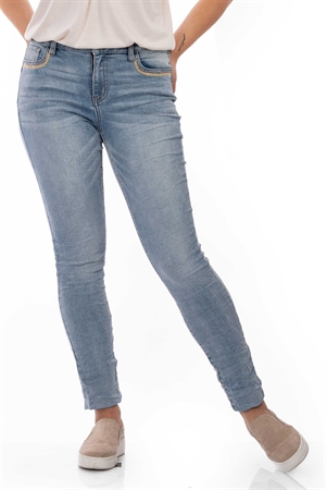 Fräcka ljusa jeans med guldsömmar på fickorna