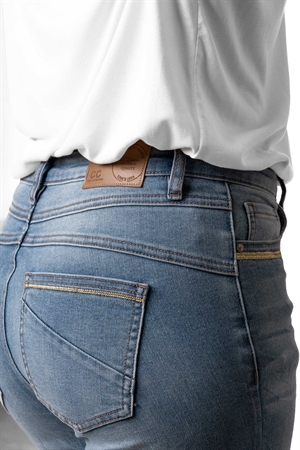 Fräcka ljusa jeans med guldsömmar på fickorna