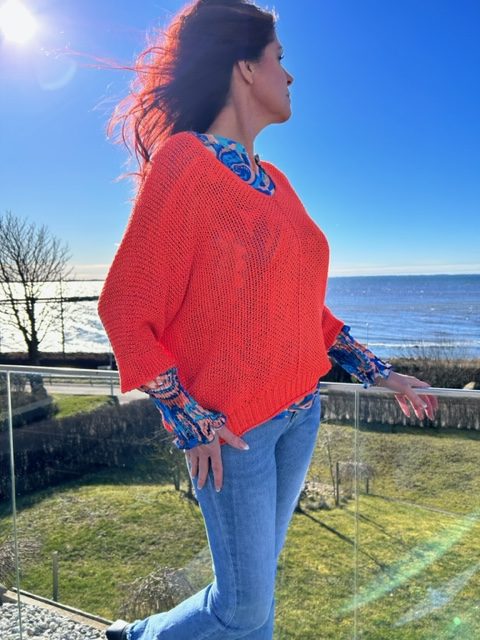 Härlig finstickad tröja i starkorange