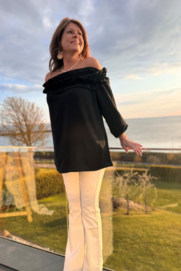 Cool tunika med volanger/krås runt halsen!