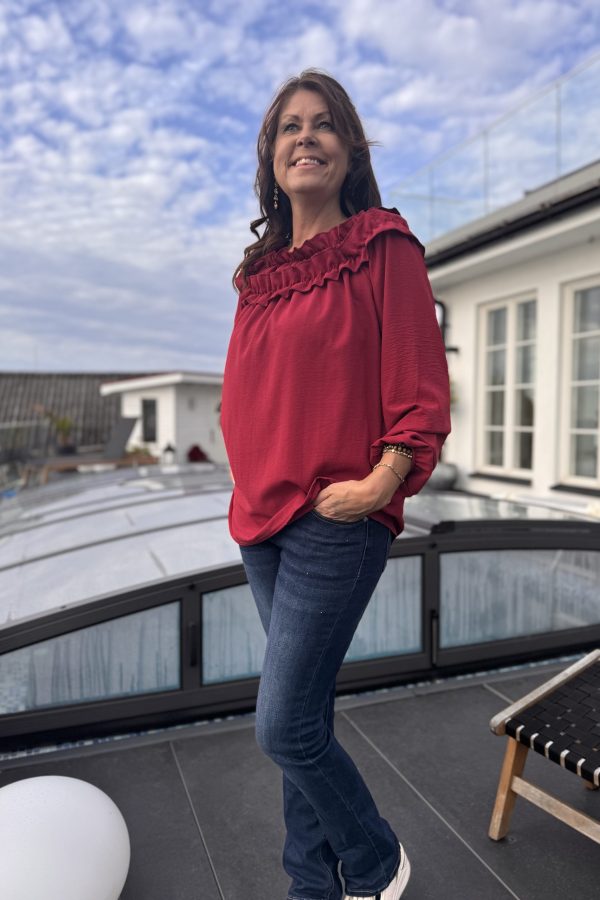 Cool tunika med volanger/krås runt halsen!