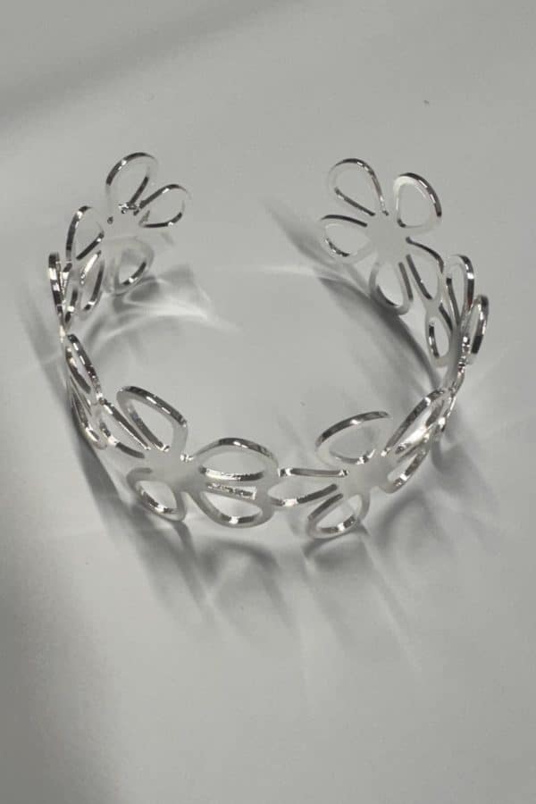 armband med blomma