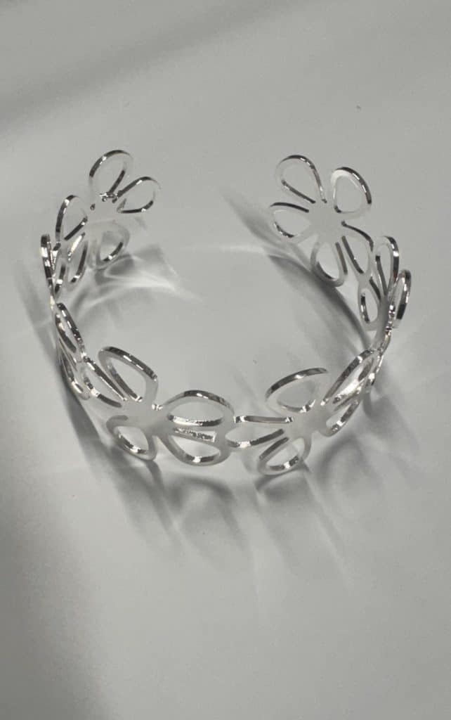 armband med blomma