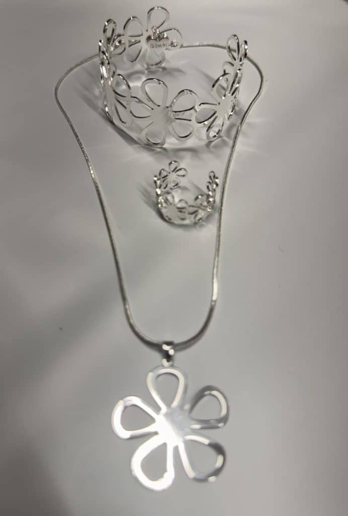 armband med blomma