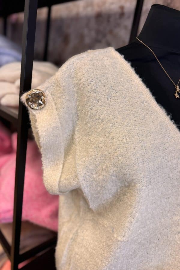 stickad väst med guldknappar