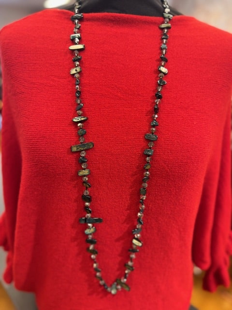 Fint halsband i svart med glasstenar och pärlor