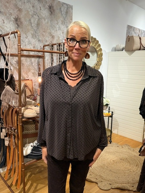 Fantastiskt fin brunprickig blus i skirt material