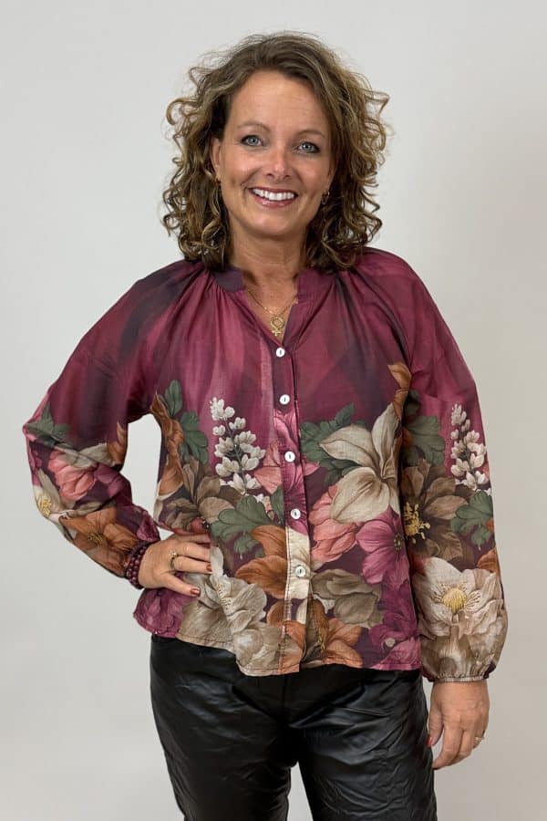 Vinrödblommig genomknäppt bomullsblus