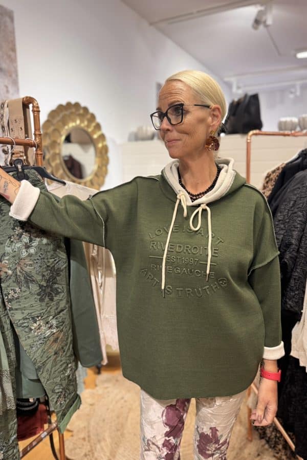 härlig hoodietröja olivgrön