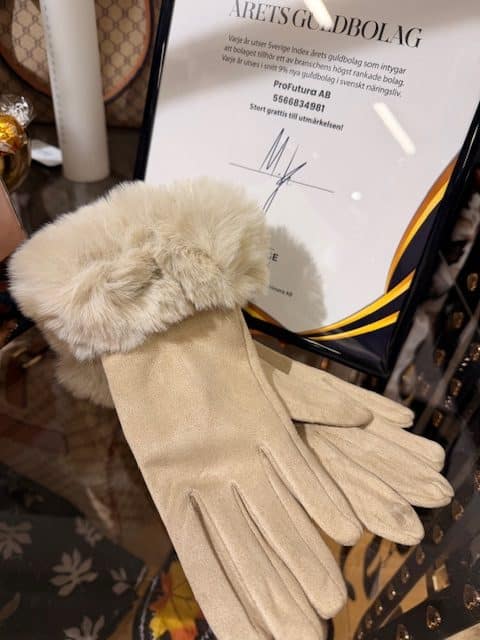Fina fingervantar i moccakänsla i beige